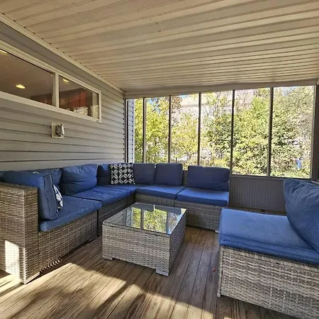 Gorgeous 2Br Home With Private Backyard